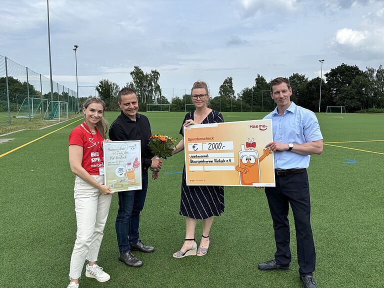 Scheckübergabe von Haema an den Inklusiver Fußball von PSV in Rostock: Der PSV Rostock bringt Kinder mit und ohne Handicap zusammen. Haema unterstützt das Projekt 2024 mit 2.000 € für mehr Inklusion & Teamgeist.