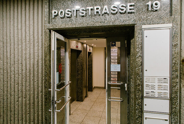 Blutspende- und Plasmaspende-Zentrum Bonn - Eingang Tür, Cassius-Bastei